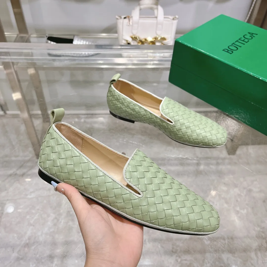 [BV] Top P: 760💰Size for couples: 35-44 (Female 40.41. Male 38 45. Customized and non-returnable) (Bottega Veneta) Genuine leather outsole classic woven beanie shoes, set of feet and heels for two wears Blessed are the little feet👣👣Comfortable casual shoes that can be worn all year round, made of imported first-layer sheepskin➕fine-quality sheepskin leather, imported sheepskin lining, luxury genuine leather outsole [rose][rose], Bottega Veneta is an Italian luxury brand. Made using traditional Italian leather craftsmanship. .